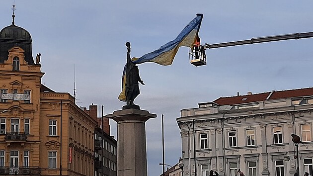 Lid ve Znojm zahalili sochu rudoarmjce do ukrajinsk vlajky (25.2. 2022)