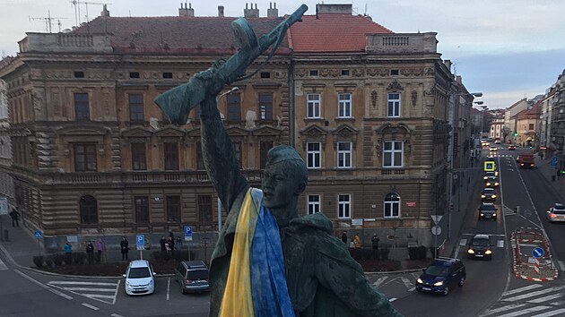 Lid ve Znojm zahalili sochu rudoarmjce do ukrajinsk vlajky (24. 2. 2022)