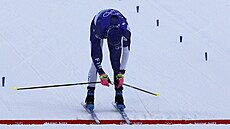 Vyerpaný finský bec na lyích Remi Lindholm v cíli olympijského závodu na 30...