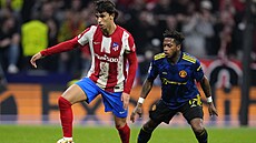 Joao Félix (Atlético) kontroluje balon, sleduje ho Fred z Manchesteru United.