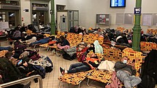 Lidé čekající na vlak, který je dopraví do bezpečí. Humanitární vlak mají na... Lidé čekající na vlak, který je dopraví do bezpečí. Humanitární vlak mají na...
