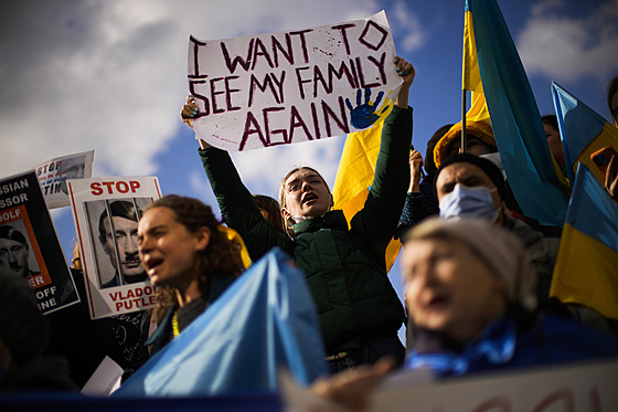 Ukrajintí obané protestují v tureckém Instanbulu. (2. bezna 2022)