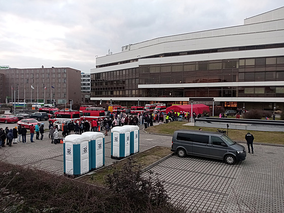 Fronta ekajících ukrajinských uprchlík ped Kongresovým centrem Praha.