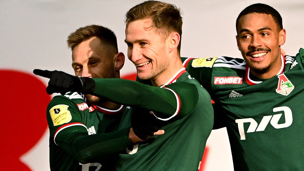Jan Kuchta slaví gól se spoluhrái z Lokomotivu Moskva.