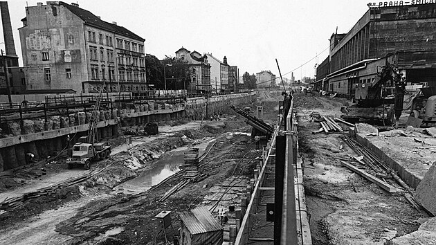 Hloubení stanice Smíchovské nádraží. Vpravo je budova vlakového nádraží.