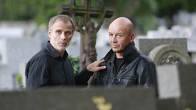 Jako podporučík Ota ve filmu Příběh kmotra. Na snímku s Lukášem Vaculíkem.