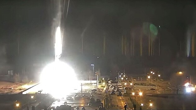 Rusové ostřelovali jadernou elektrárnu v Záporoží. Požár se podařilo uhasit. (4. března 2022)