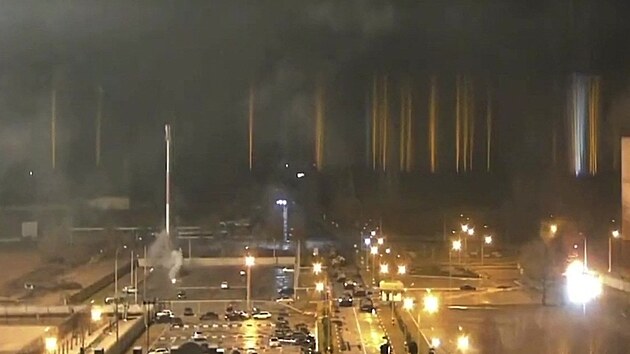 Rusové ostřelovali jadernou elektrárnu v Záporoží. Požár se podařilo uhasit. (4. března 2022)