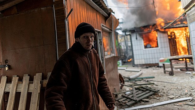 Rusov osteluj nikovou cestu a domy civilnch obyvatel msta Irpi u Kyjeva. (6. bezna 2022)