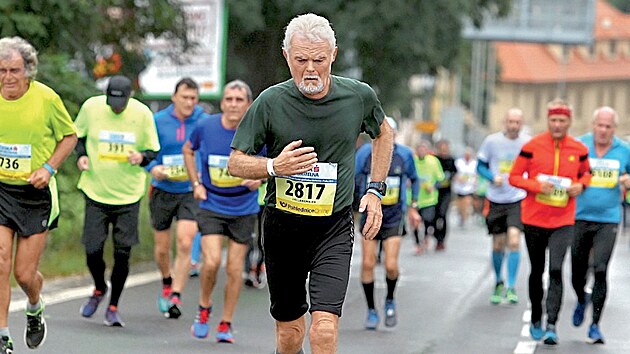 Jiř&iacute; Langmajer star&scaron;&iacute; na trati tradičn&iacute;ho desetikilometrov&eacute;ho běhu Běchovice&ndash;Praha