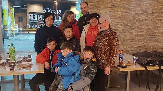 Kdy dobrovolnci z Novho Jina vyloili pomoc pro Ukrajinu, na cestu zptky do eska vzali nkolik uteenc.