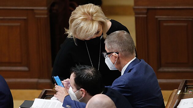 Poslanci za ANO Alena Schillerov a Andrej Babi na jednn Poslaneck snmovny (3. bezna 2022)