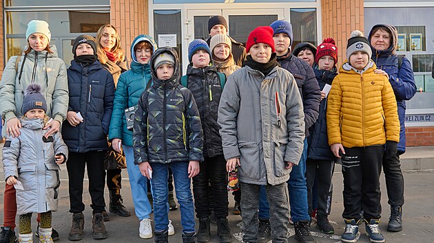 Mezi divky, kte sledovali posledn duel Zlna v extralize, byli i mlad hokejist se svmi rodii, kte uprchli z Ukrajiny.