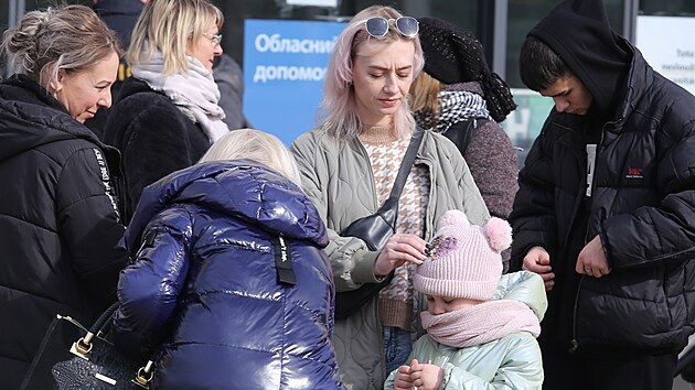 Ukrajint uprchlci ekaj na vyzen vstupnch formalit ped centrem pro pomoc Ukrajin v Plzni. Na snmku je rodina ze zpadn Ukrajiny. (2. 3. 2022)