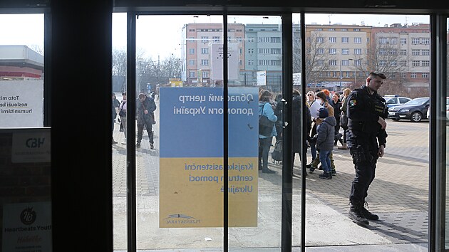 Ukrajint uprchlci ekaj na vyzen vstupnch formalit ped centrem pro pomoc Ukrajin v Plzni. 
(2. 3. 2022)