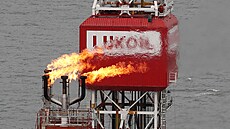 Ropná ploina Lukoil v Kaspickém moi v Rusku (3. bezna 2022)