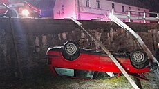 Auto v Hejnicích skončilo na střeše. Auto v Hejnicích skončilo na střeše.