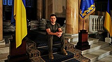 Ukrajinský prezident Volodymyr Zelenskyj pózuje fotograf�m b�hem rozhovoru s...