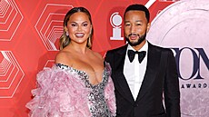 Chrissy Teigenová a John Legend na Tony Awards (New York, 26. záí 2021)