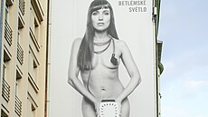 Tereza Ramba na plakátu k filmu Betlémské svtlo (Praha, 28. února 2022)