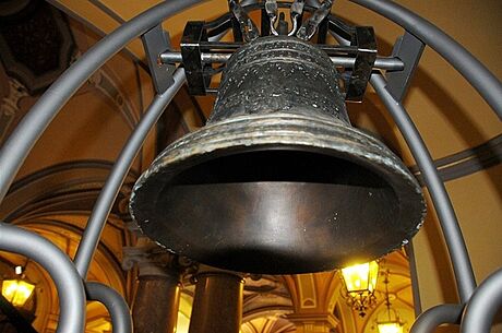 Bronzová replika Ohového zvonu, kterou zlodji pipravili o srdce.