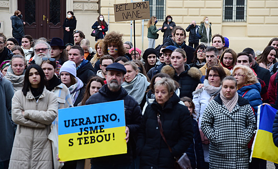 V Olomouci se 24. února sely zhruba dv stovky lidí, kteí demonstrovali proti...