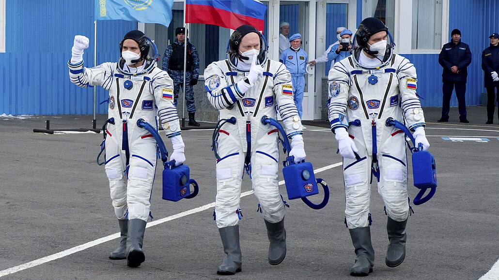 Rutí kosmonauti (zleva) Sergej Korsakov, Oleg Artmjev a Denis Matvejev ped...