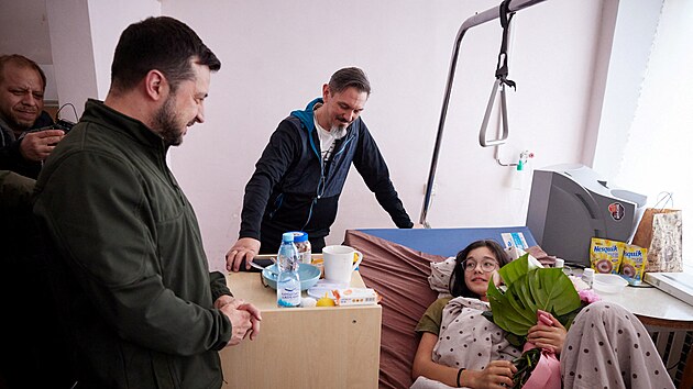 Volodomyr Zelenskyj navtvil rann v nemocnici. (17. bezna 2022)