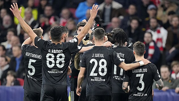 Fotbalist Benfiky se raduj z glu na hiti Ajaxu.