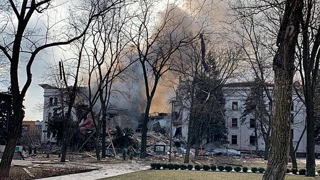 Rusk armda bombardovala divadlo v Mariupolu. V budov se v tu chvli schovvaly stovky lid. (16. bezna 2022)