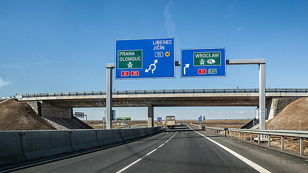 Nájezdy na dálnici D11 řidiče matou. Na snímku je nájezd směrem z Hradce Králové na Jičín nebo Náchod a Polsko.