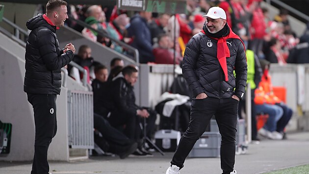Slávistický trenér Jindřich Trpišovský (vpravo) a asistent Jaroslav Köstl se radují během osmifinále Konferenční ligy proti Linci.