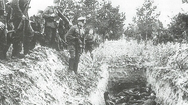 Masov hroby id zastelench v roce 1941 u  Minsku.