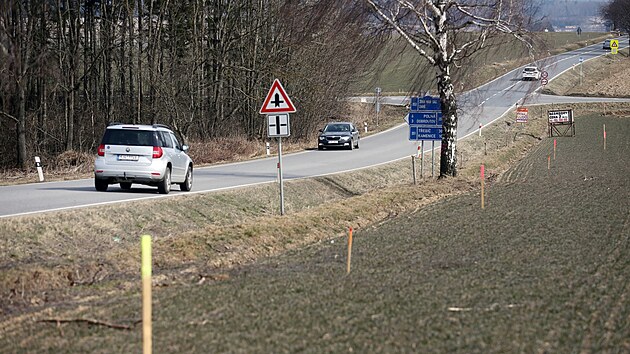 Hlavní spojnice Jihlavy a Žďáru nad Sázavou je v úseku Jamné - Zhoř - Stáj ve špatném stavu, navíc je příliš úzká. Rekonstrukce komunikace bude trvat do podzimu. Přípravné práce už na některých místech začaly.
