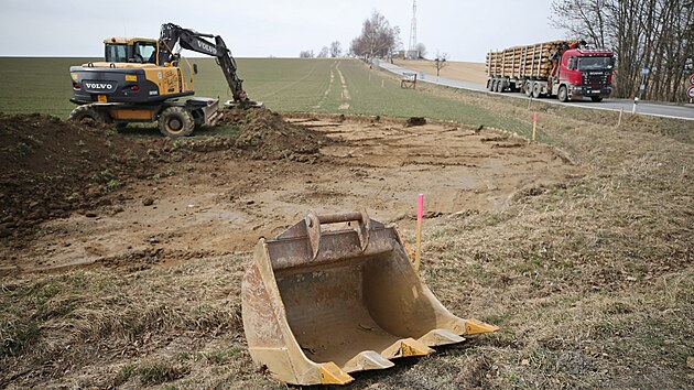 Hlavní spojnice Jihlavy a Žďáru nad Sázavou je v úseku Jamné - Zhoř - Stáj ve špatném stavu, navíc je příliš úzká. Rekonstrukce komunikace bude trvat do podzimu. Přípravné práce už na některých místech začaly.