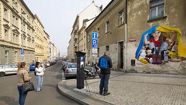 Streetartový umělec Chemis maloval 17. března 2022 v pražských Nuslích mural na téma bojů na Ukrajině. (18. března 2022)