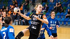 Veronika Andrýsková z Mostu střílí na branku Slovanu Duslo Šaľa. Veronika Andrýsková z Mostu střílí na branku Slovanu Duslo Šaľa.