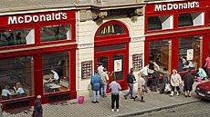 První provozovna amerického řetězce rychlého občerstvení firmy McDonald's byla... První provozovna amerického řetězce rychlého občerstvení firmy McDonald's byla...