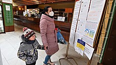 Uprchlice z Ukrajiny sleduje informační tabuli v brněnském hotelu Myslivna, ve... Uprchlice z Ukrajiny sleduje informační tabuli v brněnském hotelu Myslivna, ve...