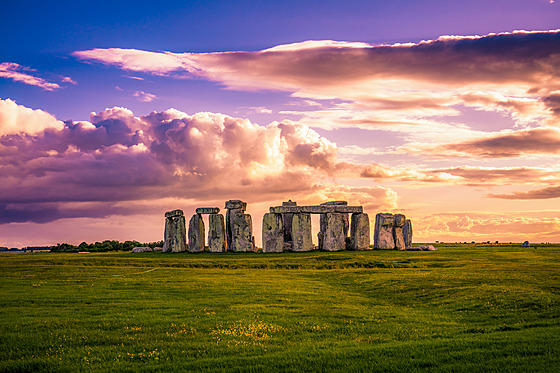 Stonehenge je komplex menhir a kamenných kruh.