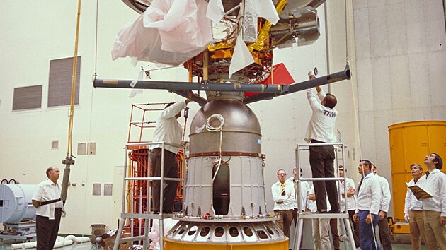 Sonda Pioneer F (Pioneer 10) s pipojenm urychlovacm motorem Star-37E
