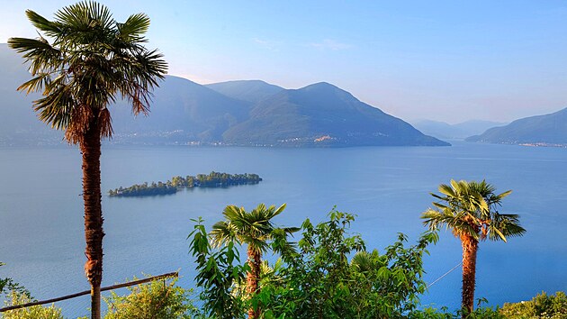 Pohled na jezero Lago Maggiore a malebn ostrvky Isole di Brissago