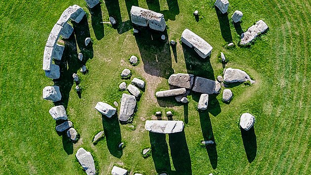 Stonehenge je komplex menhir a kamennch kruh, nachzejc se na Salisbursk plni asi 13 km severn od msteka Salisbury a 3 km od msta Amesbury.