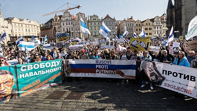 V centru Prahy protestovaly zhruba ti tisce Rus ijcch v R proti Putinov agresi na Ukrajin. Snmek zobrazuje Staromstsk nmst.