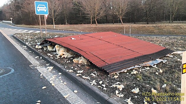 Mobilheimu převáženém na kamionu uletěla ve čtvrtek na okraji Plzně střecha. (24. března 2022)