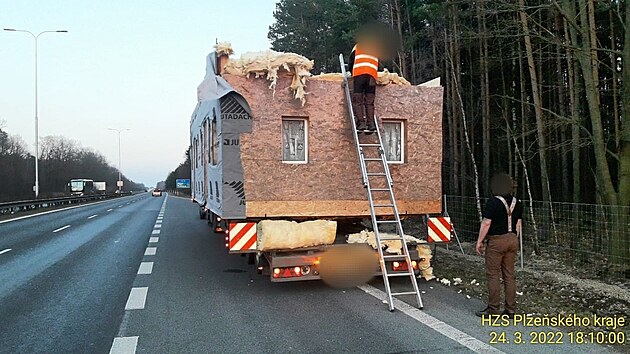 Mobilheimu převáženém na kamionu uletěla ve čtvrtek na okraji Plzně střecha. (24. března 2022)