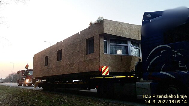 Mobilheimu převáženém na kamionu uletěla ve čtvrtek na okraji Plzně střecha. (24. března 2022)
