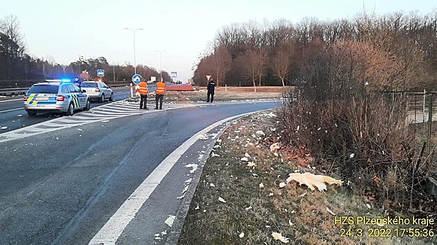 Mobilheimu převáženém na kamionu uletěla ve čtvrtek na okraji Plzně střecha. Utrhaná zateplovací vata byla rozházena v úseku dlouhém půl kilometru. (24. března 2022)