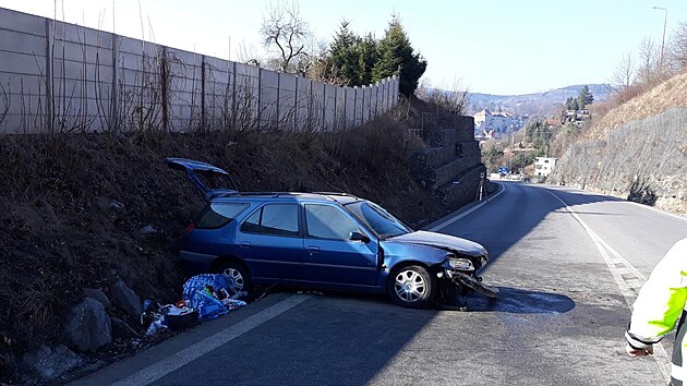 Nepřipoutaný řidič nepřežil náraz do svahu. Nehoda se stala mezi kruhovými křižovatkami v Českém Krumlově.
