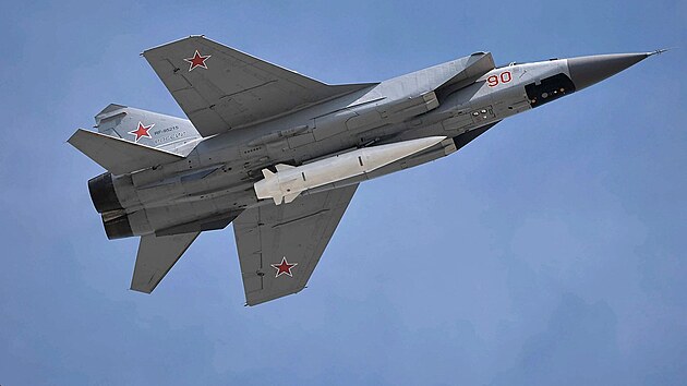 Ruská stíhačka MiG-31 údajně nesoucí hypersonickou střelu s ostrým jménem Kinžal